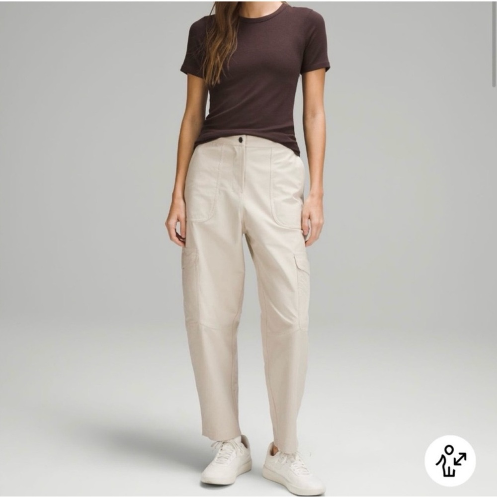 Lululemon Light Utilitech  Cargo pocket pants in size 25